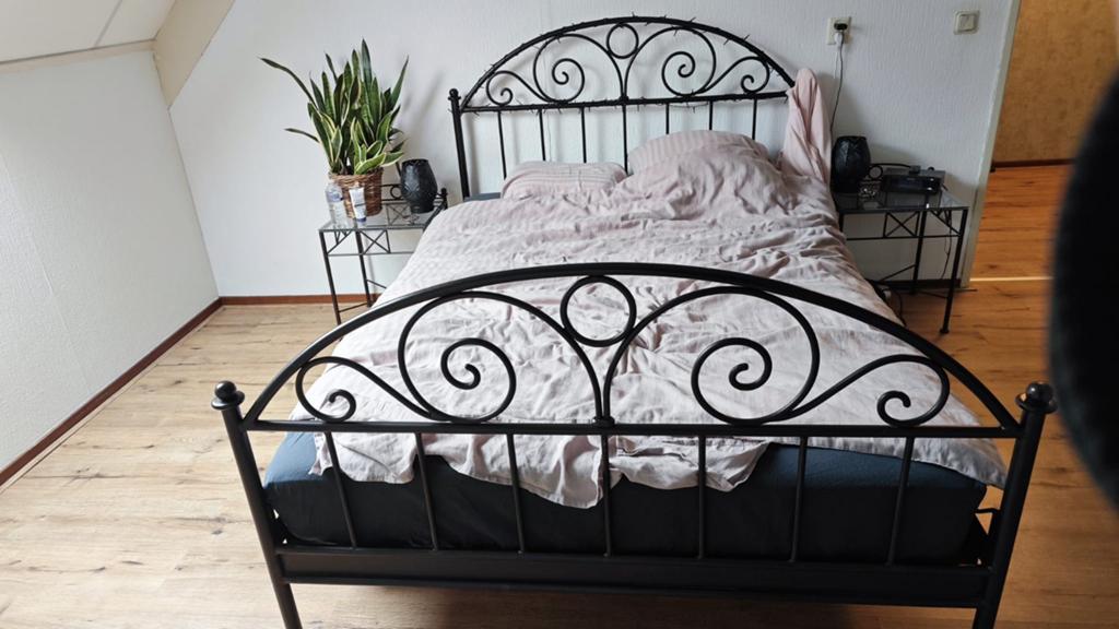 Leuk bed te koop, Huis en Inrichting, Slaapkamer | Bedden, Zwart, Tweepersoons, Metaal, 140 cm