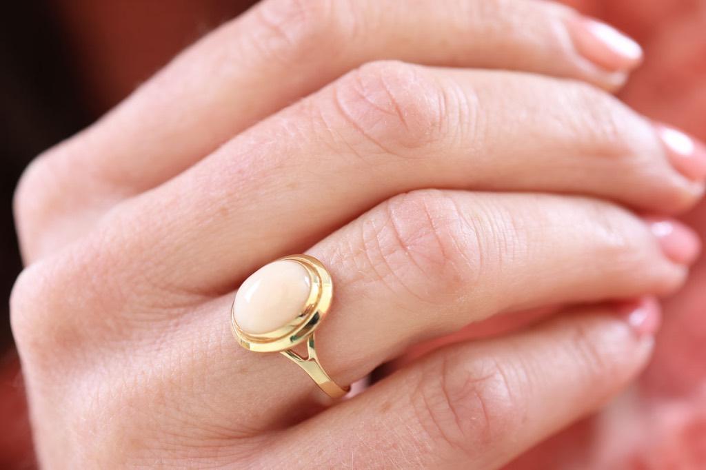 18 Karaat Gouden Dames Ring Met Roze Koraal, Ophalen of Verzenden, Roze, Met edelsteen, Dame