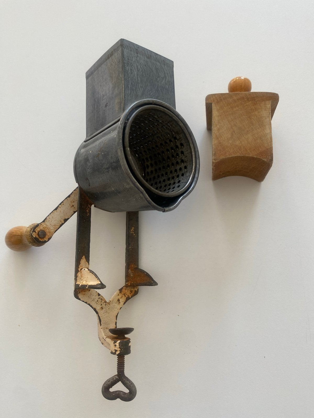 Antieke kaasrasp / notenmolen met houten handvat, Antiek en Kunst, Ophalen of Verzenden