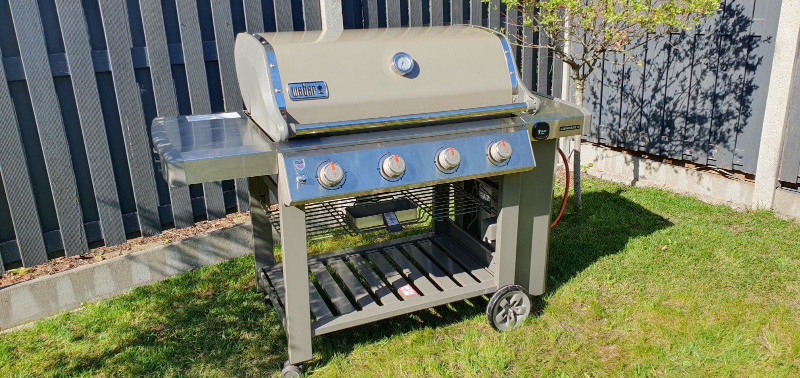 Foto 2 van Prachtige Weber Genesis II E-410 GBS Gasbarbecue (4 branders