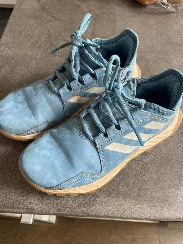 Adidas hockeyschoenen- lichtblauw- maat 35,5, Sport en Fitness, Hockey, Ophalen of Verzenden, Gebruikt, Schoenen