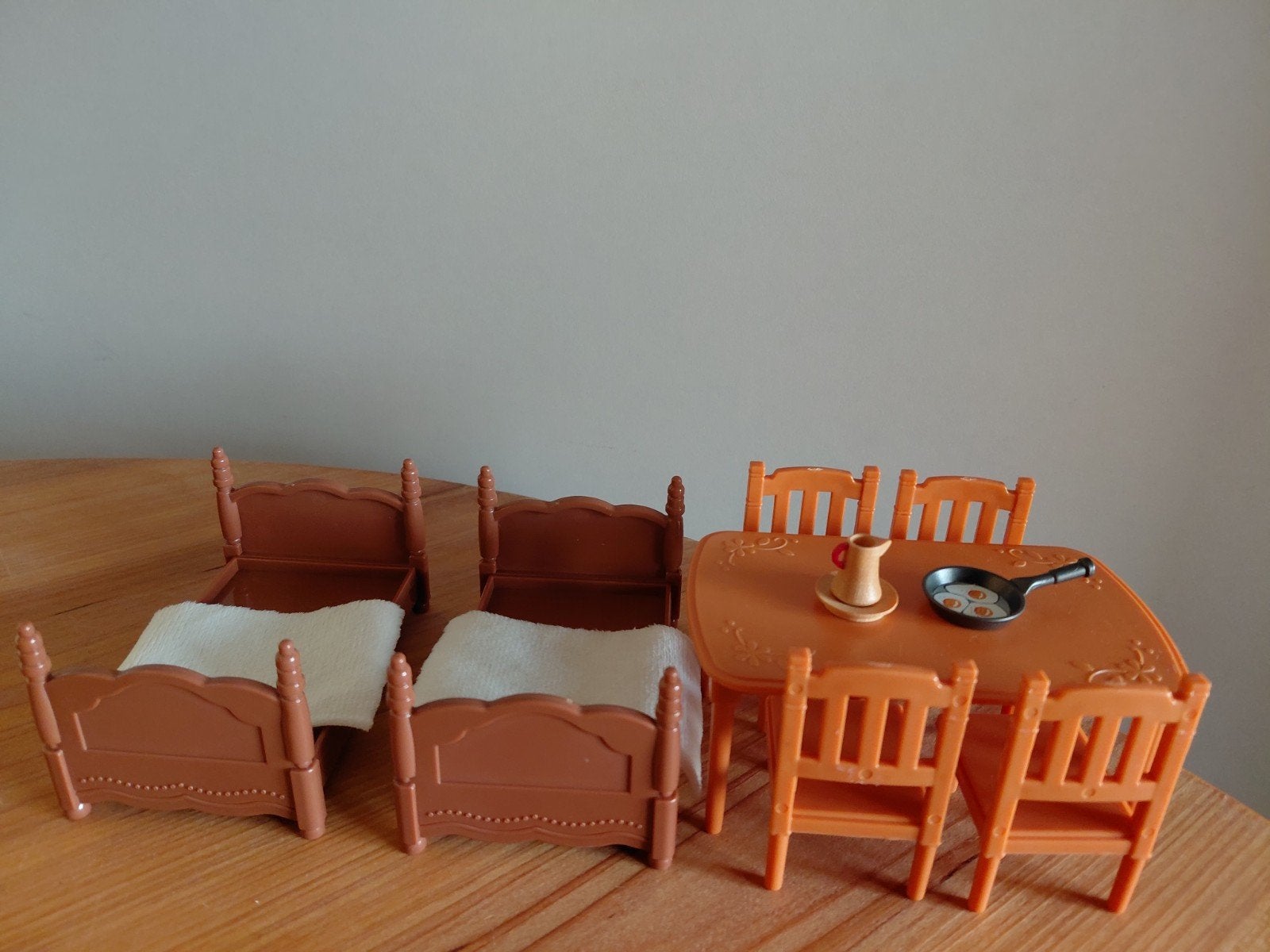Lijkt op Sylvanian families/tafel/stoelen/bedden/meubels, Ophalen of Verzenden, Zo goed als nieuw, Poppenhuis