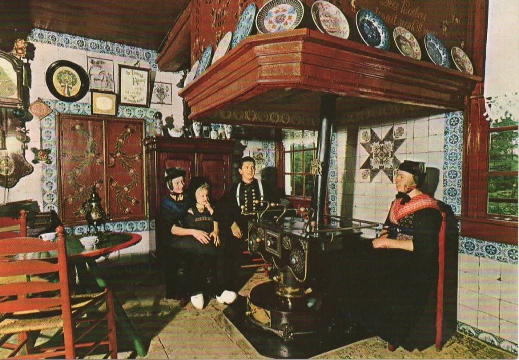 Ansichtkaart Staphorst, klederdracht, Interieur boerderij, Verzamelen, Ophalen of Verzenden, 1980 tot heden, Ongelopen, Klederdracht