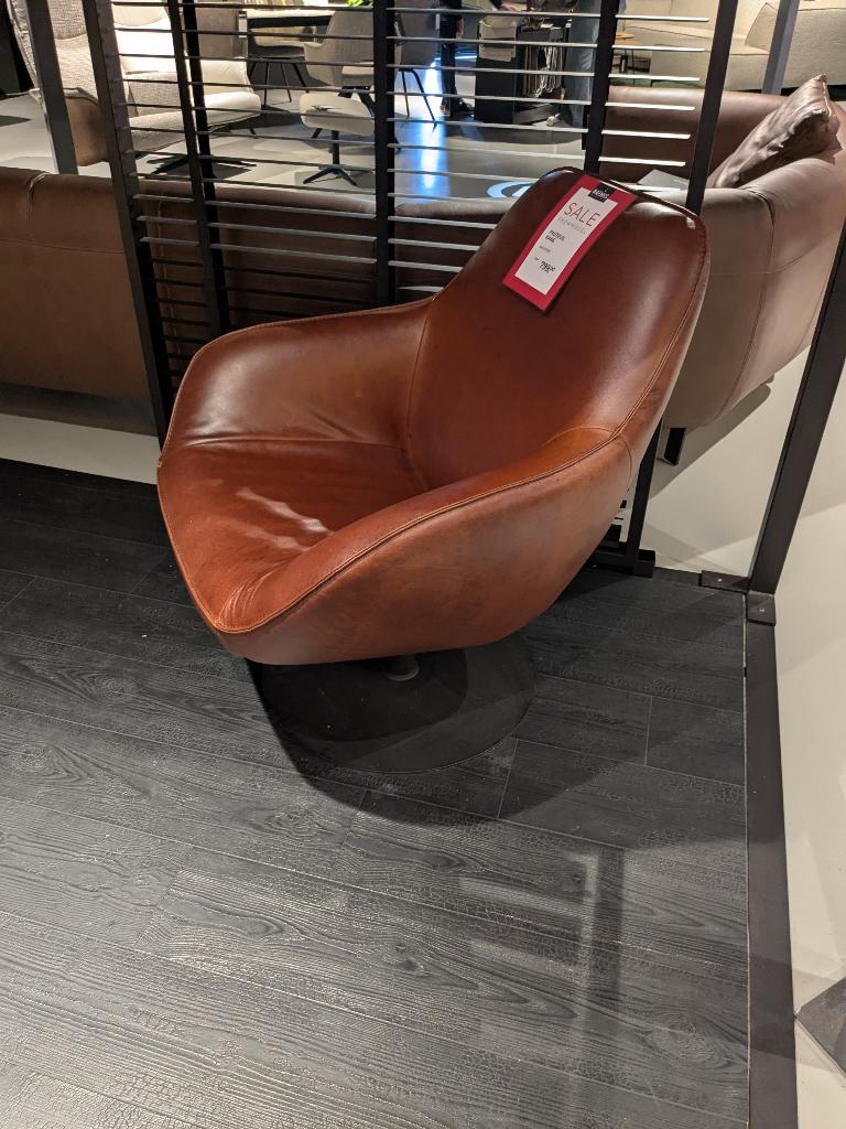 NIEUWE LEDEREN DRAAIFAUTEUIL VOOR SPOTPRIJS, Huis en Inrichting, Ophalen, MODERN, Nieuw, 75 tot 100 cm