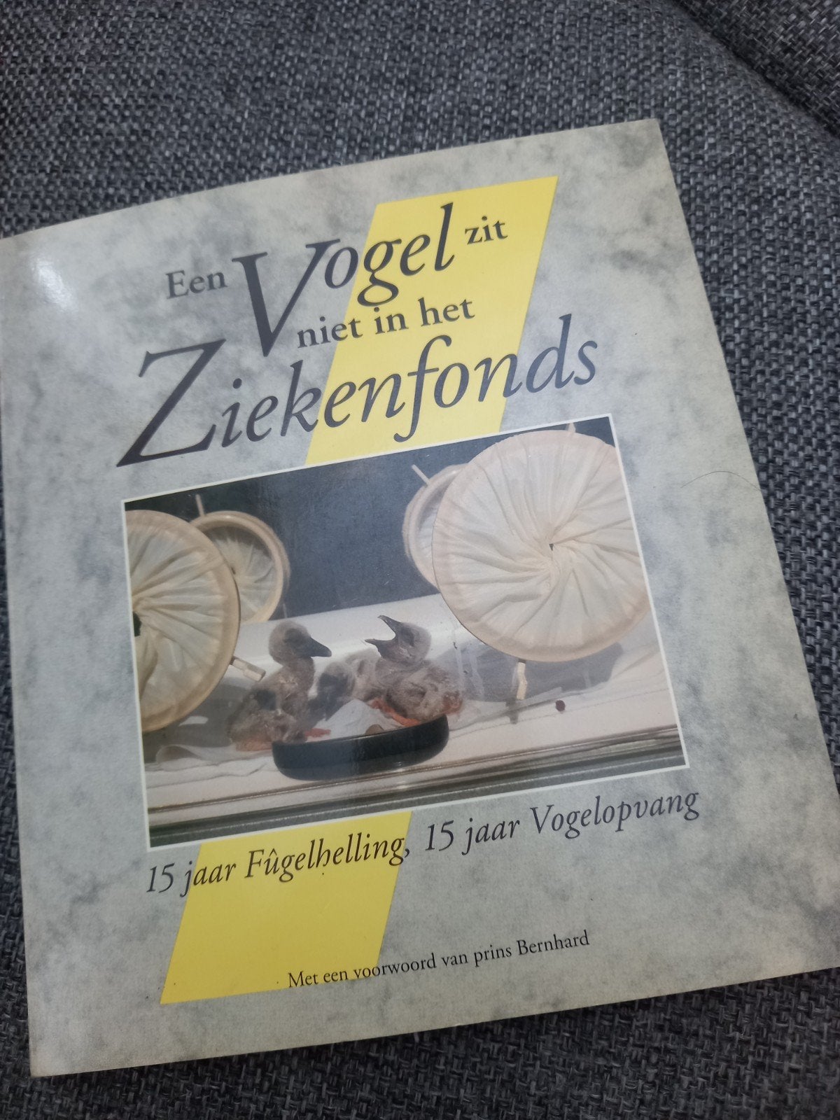 Een vogel zit niet in het ziekenfonds., Ophalen of Verzenden, Zo goed als nieuw, Vogels