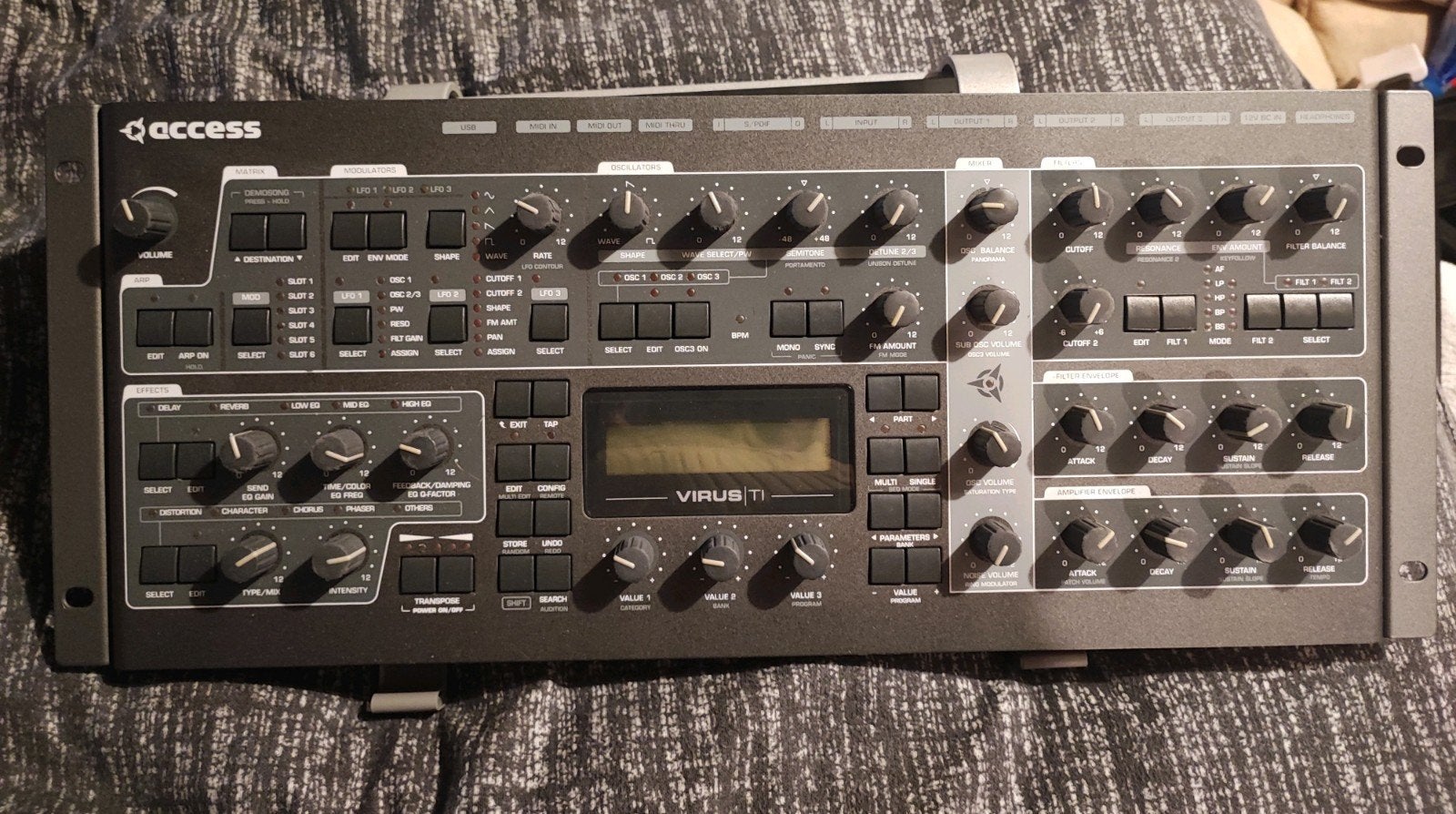 Virus ti2 desktop synthesizer with rack ears, Muziek en Instrumenten, Synthesizers, Ophalen of Verzenden, Zo goed als nieuw, Overige aantallen