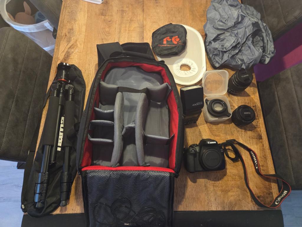 Canon 2000D complete set. ( zie beschrijving), Ophalen, Zo goed als nieuw, Canon, 8 keer of meer