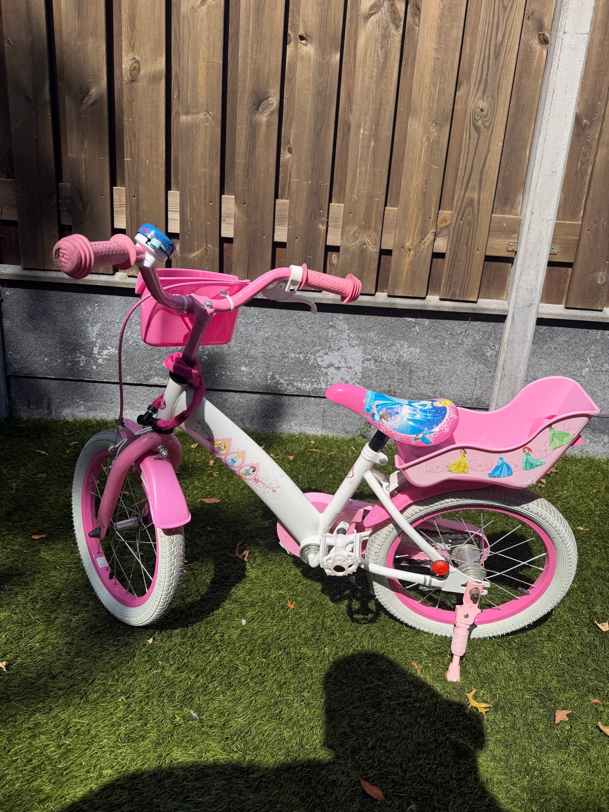 16 inch Roze kinderfiets met prinsessen en poppenzitje, Ophalen, Gebruikt, Terugtraprem, 16 tot 20 inch
