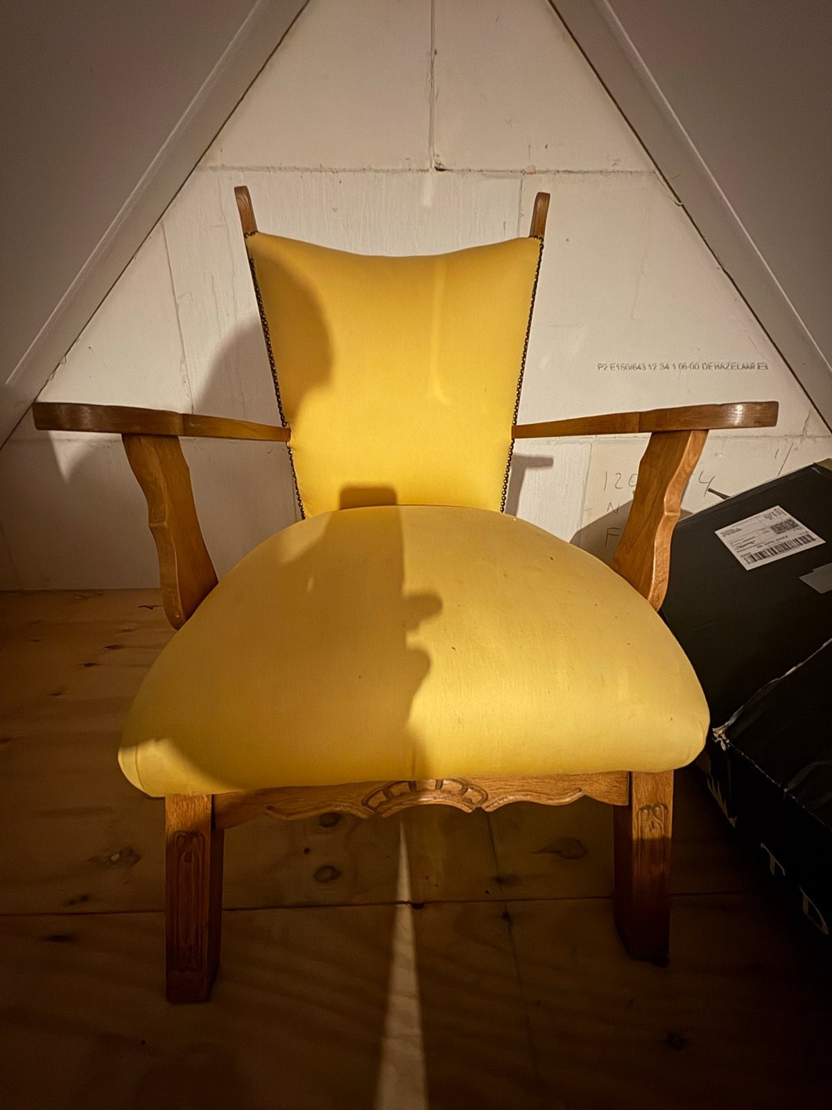 Vintage houten stoel met gele bekleding, Antiek en Kunst, Ophalen of Verzenden