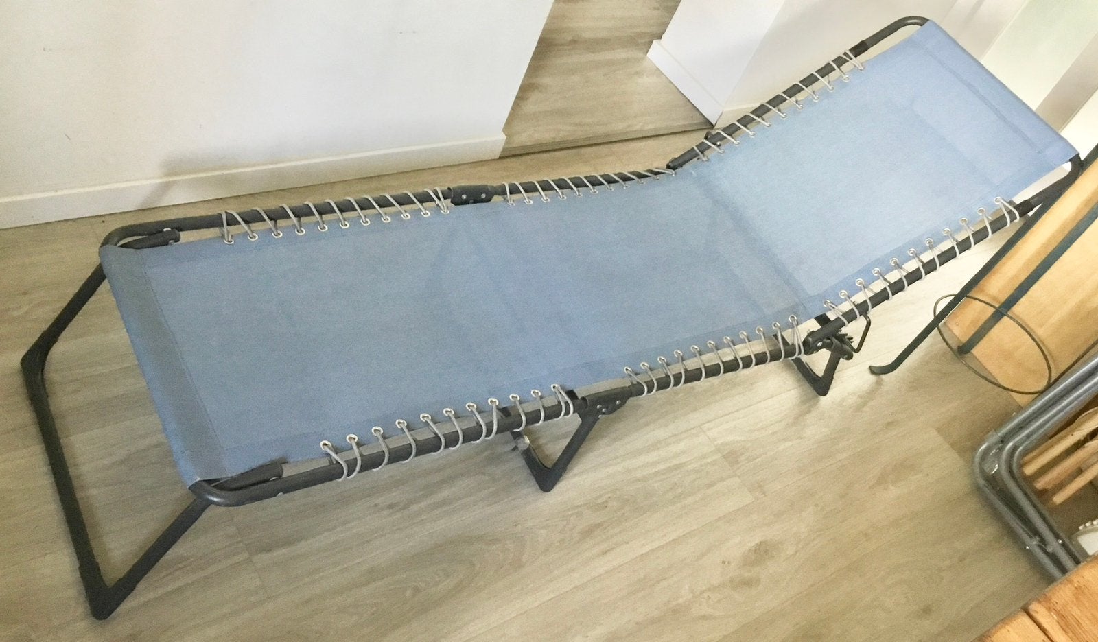 COMFORTABEL BLAUW LIGBED ( MET VERSTELBAAR HOOFDEIND ), Tuin en Terras, Ophalen of Verzenden, Gebruikt, Aluminium, Inklapbaar