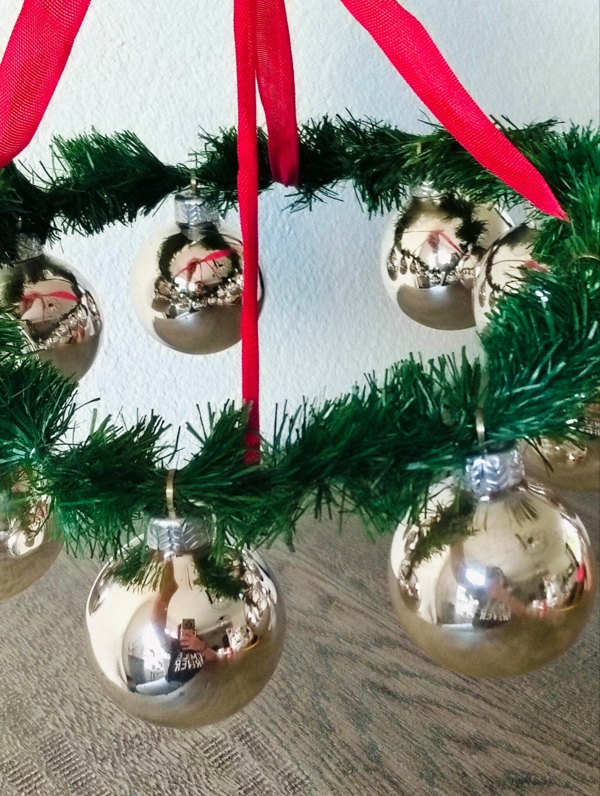 vintage kerstversiering hangende kerstkrans met kerstballen, Diversen, Kerst, Ophalen of Verzenden, Gebruikt