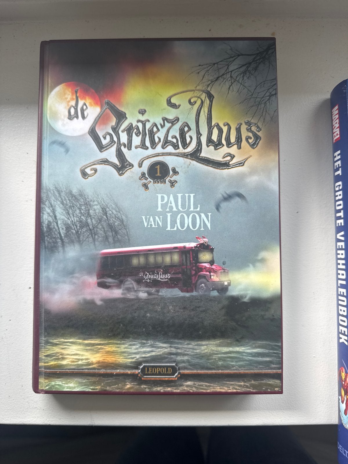 De Griezelbus 1 - Paul van Loon (Kinderboek), Boeken, Ophalen of Verzenden, Zo goed als nieuw, Fictie