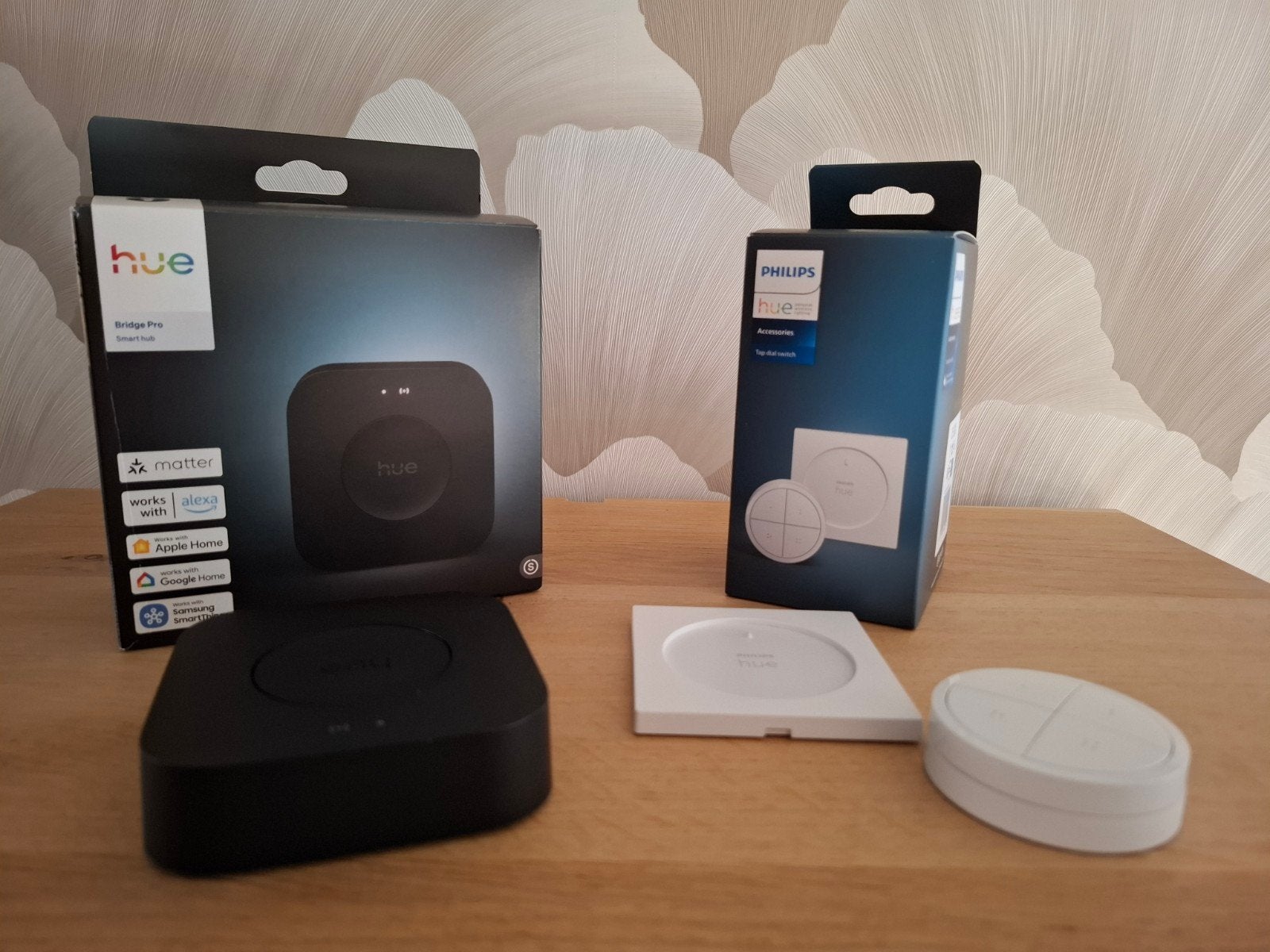 Philips Hue Bridge Pro & Tap Dial Schakelaar, Huis en Inrichting, Lampen | Overige, Met schakelaar, Ophalen of Verzenden, Zo goed als nieuw