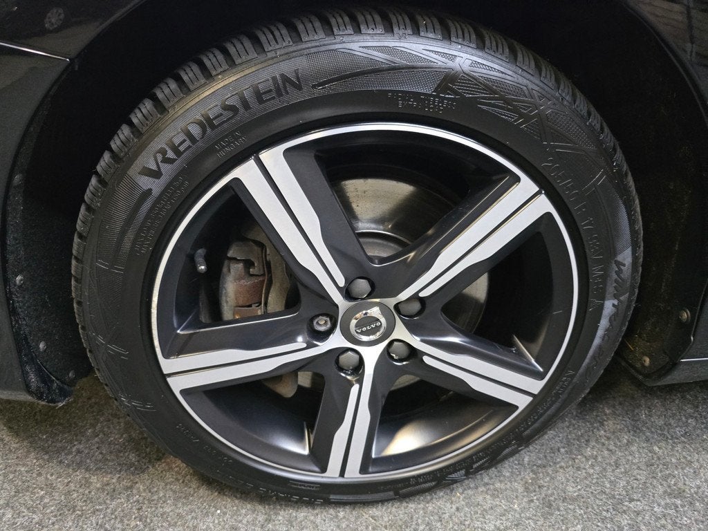 Volvo V40 1.5 T3 Kinetic R Design Pano LED Camera Trekhaak C, 4 cilinders, 700 kg, Leder en Stof, Zwart