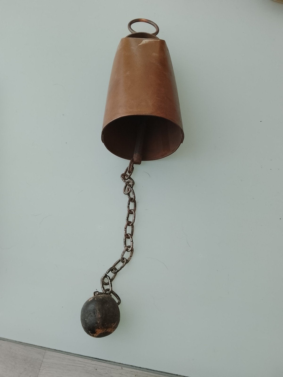 Antieke koperen koebel met ketting en klepel, Ophalen of Verzenden