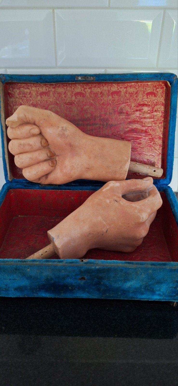 antieke handen van was in oud kistje met fluweel bekleed, Ophalen of Verzenden