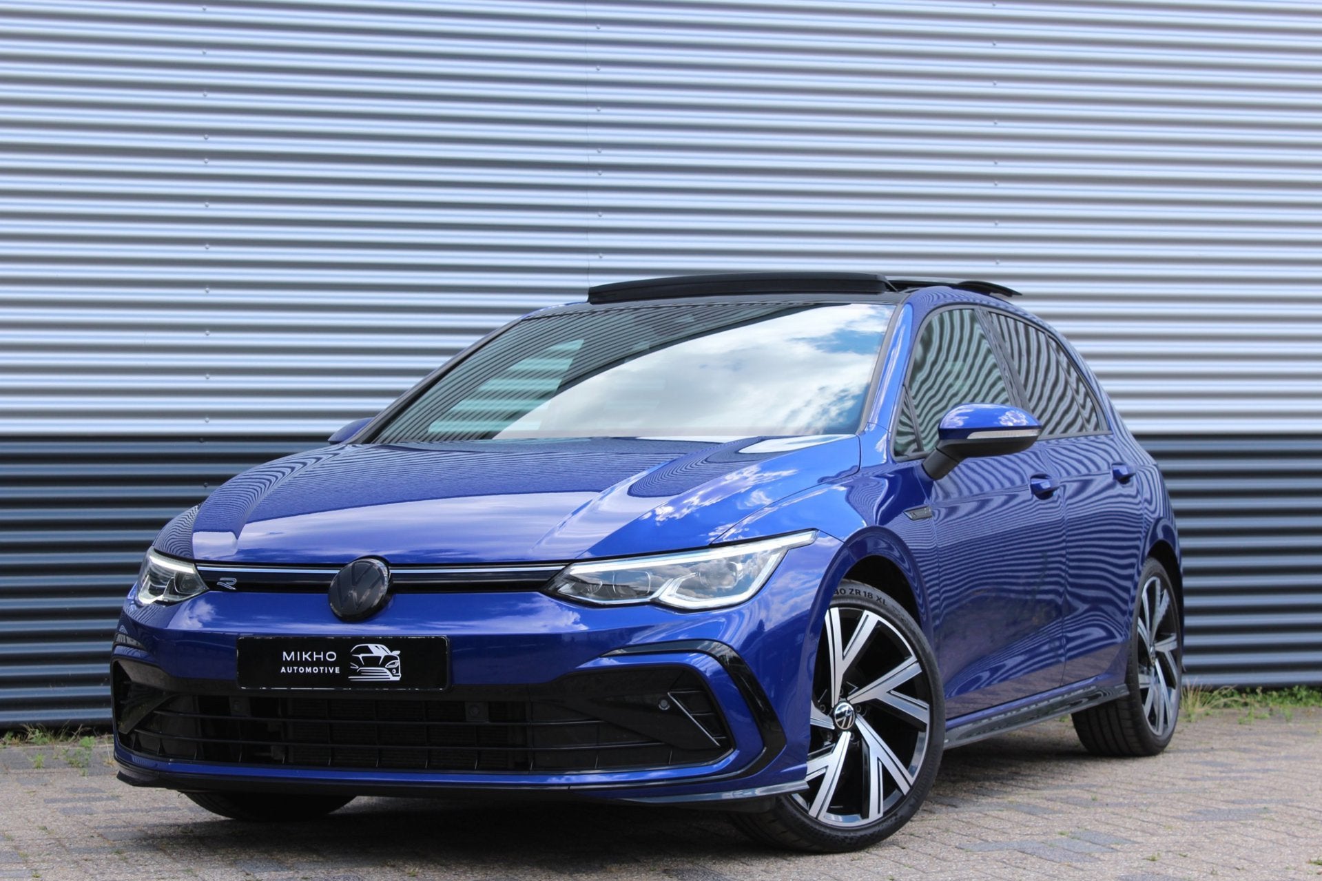 Volkswagen Golf 1.5 eTSI 3x R-Line | Panoramadak | Camera |, Zwart, 4 cilinders, 150 pk, Blauw