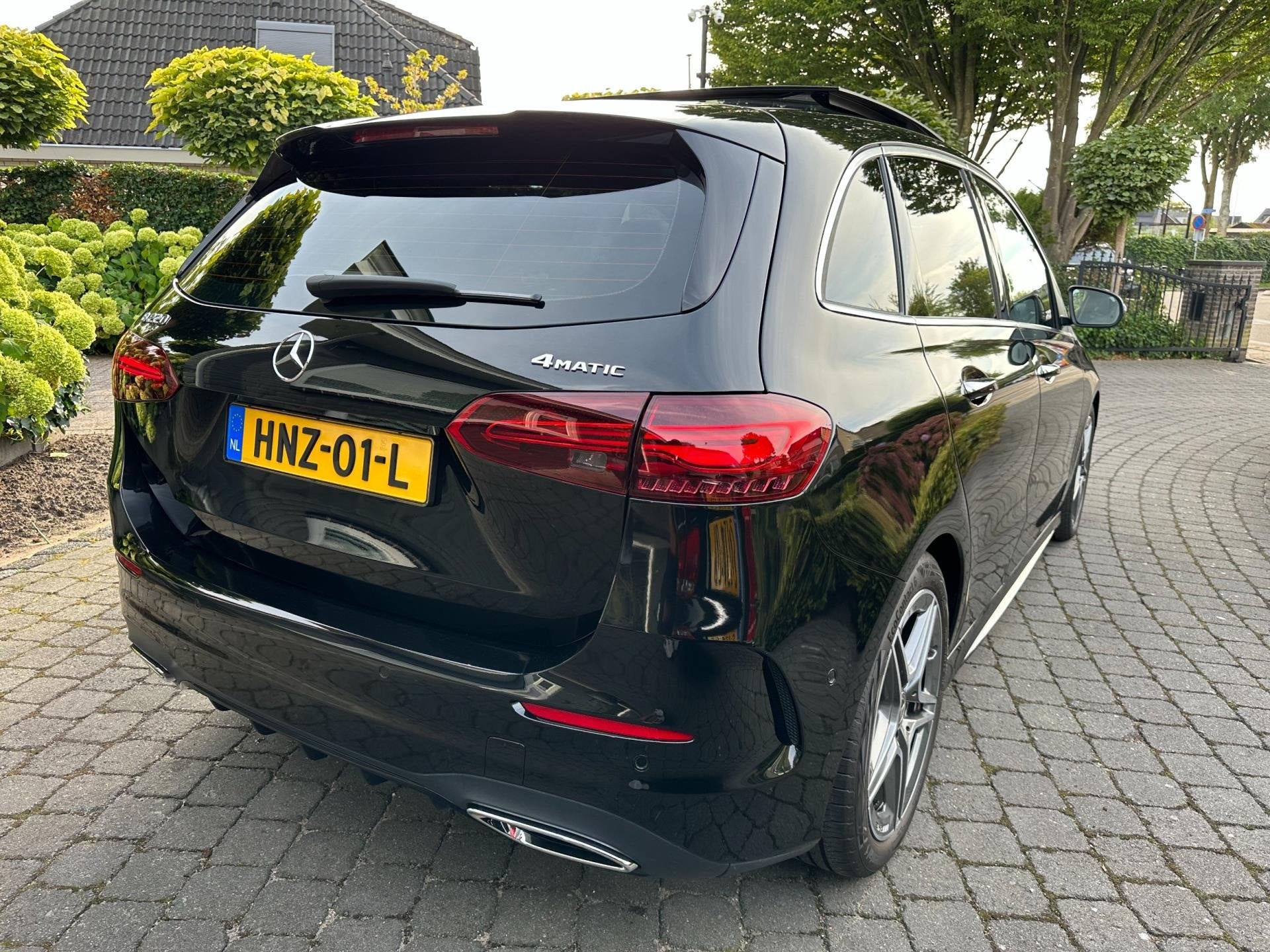 Mercedes-Benz B-klasse 220 4MATIC AMG, Pano, BTW, 1e Eigenaa, Auto's, Automaat, 745 kg, 1525 kg, Zwart
