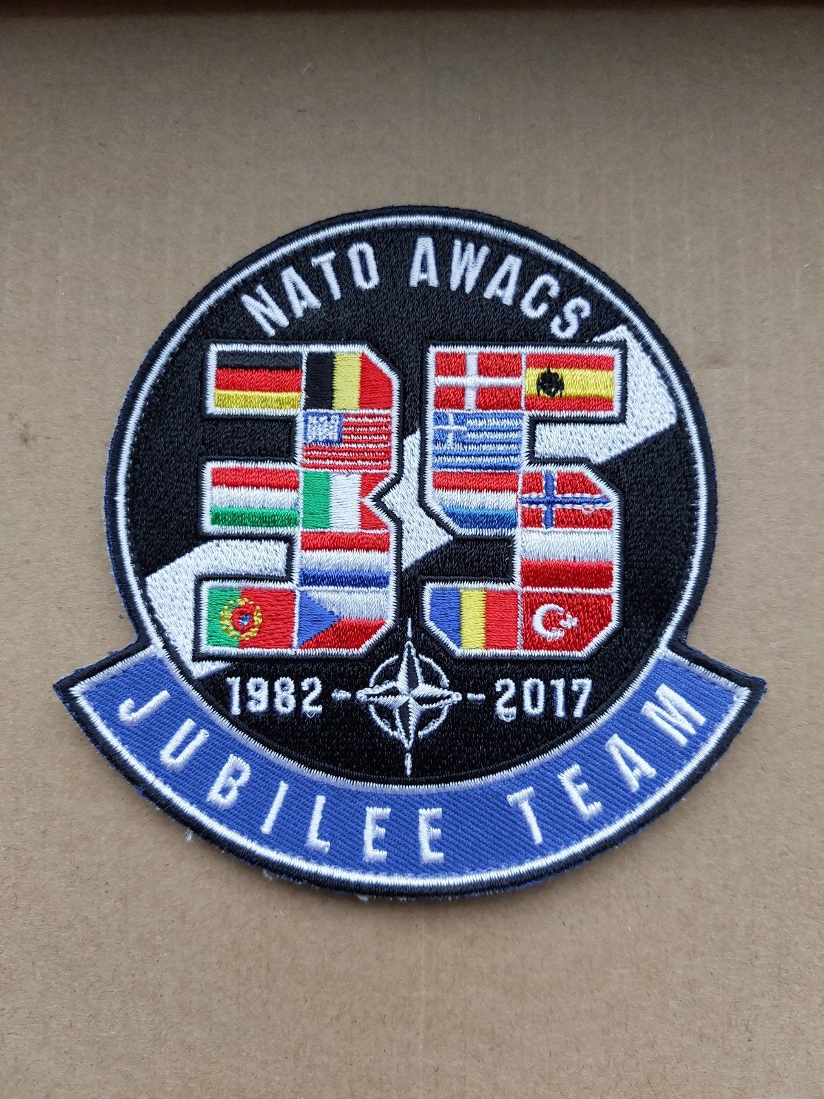 Patch 35 jaar NATO AWACS jubilee team, Verzenden, Luchtmacht, Nederland, Embleem of Badge