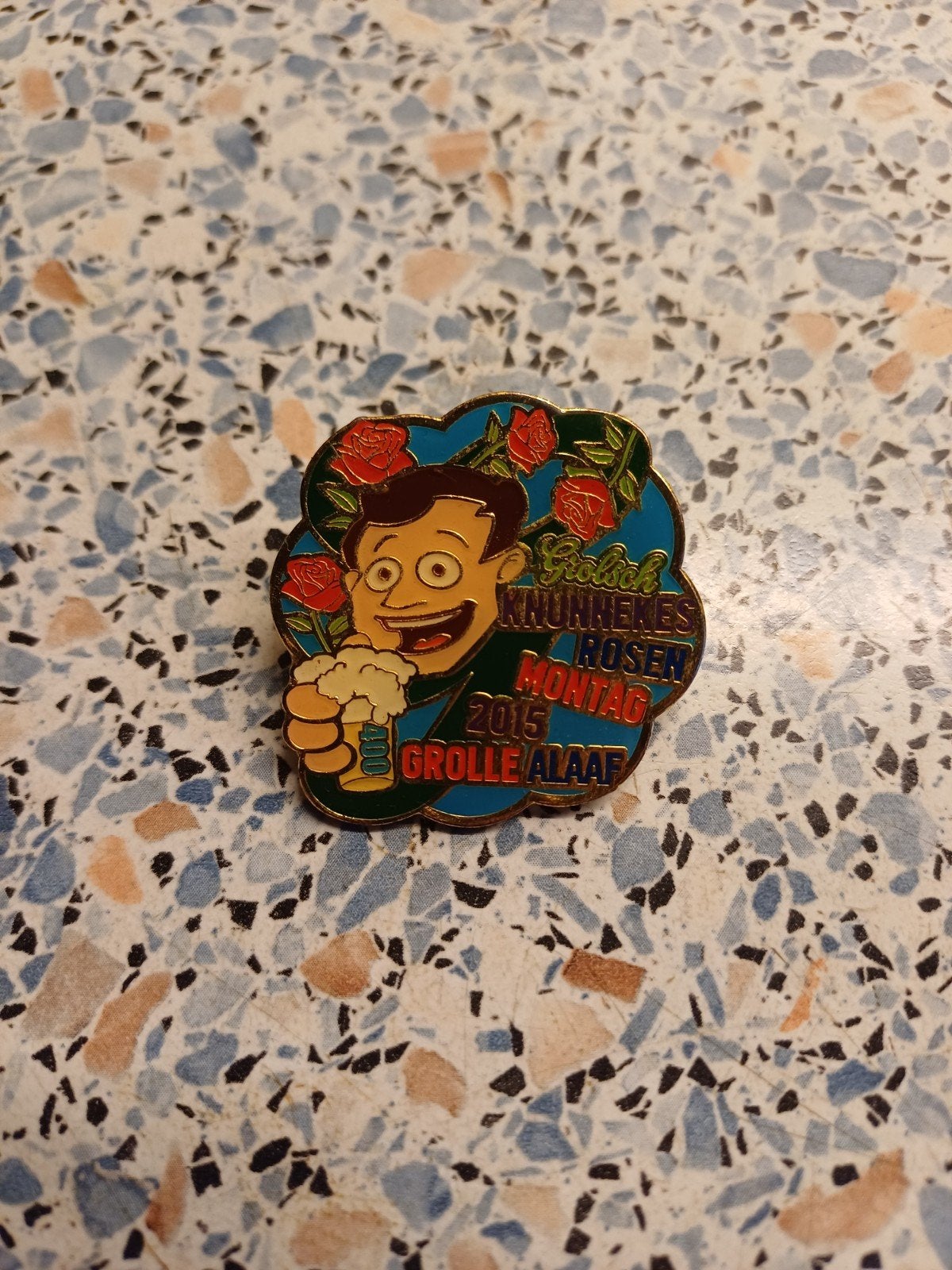 Carnavalsspeldje 2015 Groenlo - Grolsch Knunnekes, Ophalen of Verzenden, Nieuw, Figuurtje, Button