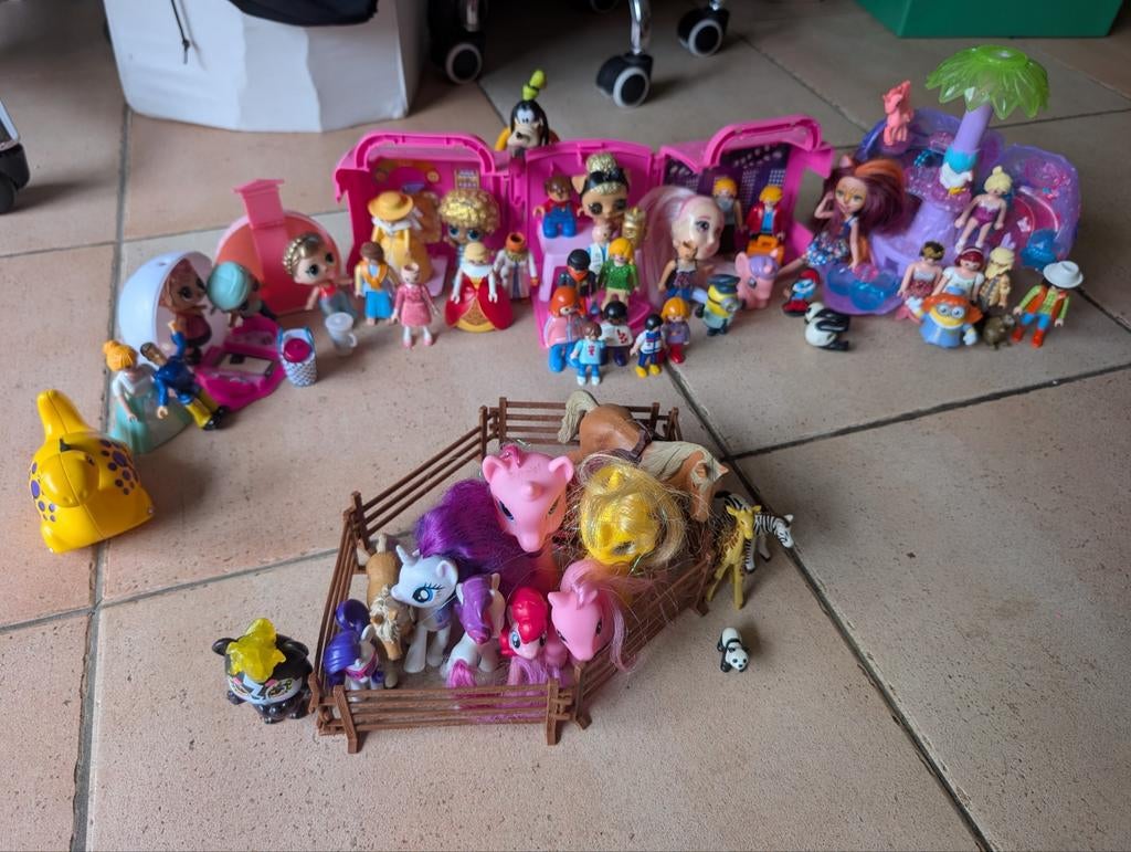 Veel speelgoed (poppetjes) - meisje - 4-8 jaar, Ophalen of Verzenden, Gebruikt
