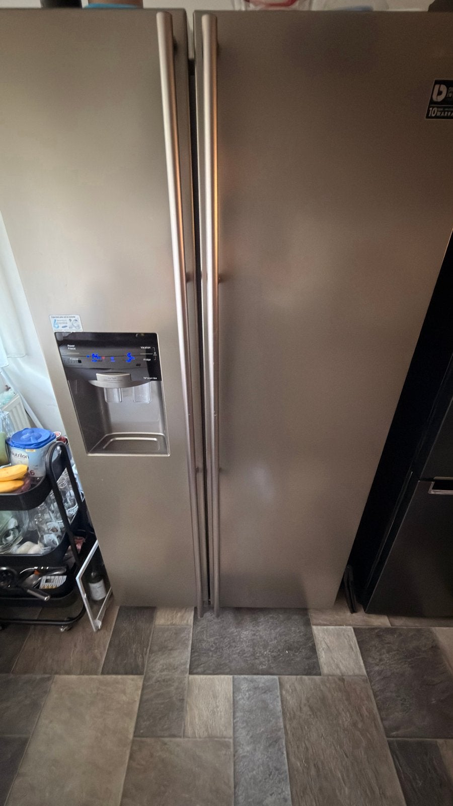 Grote Amerikaanse koelkast met vriezer en waterdispenser