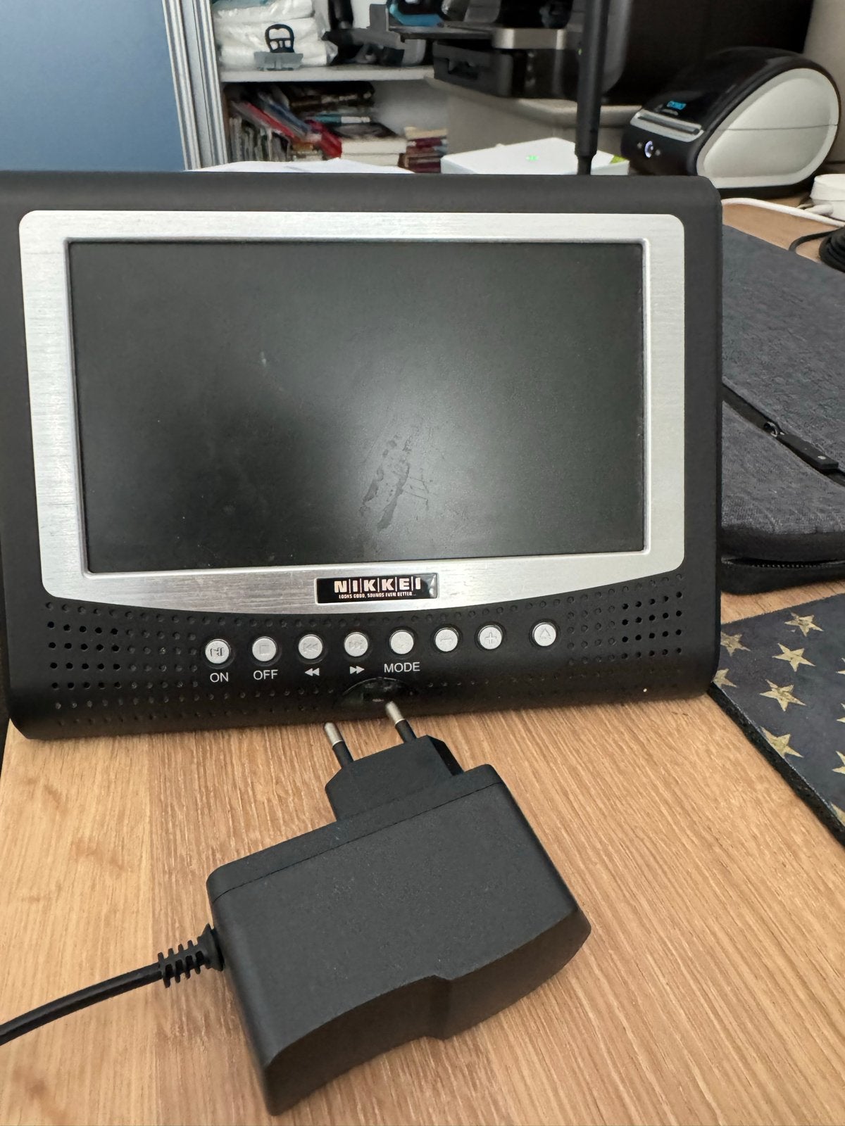 Nikkei draagbare dvd speler/monitor met adapter, Gebruikt, 50 Hz, Minder dan 40 cm, Ophalen