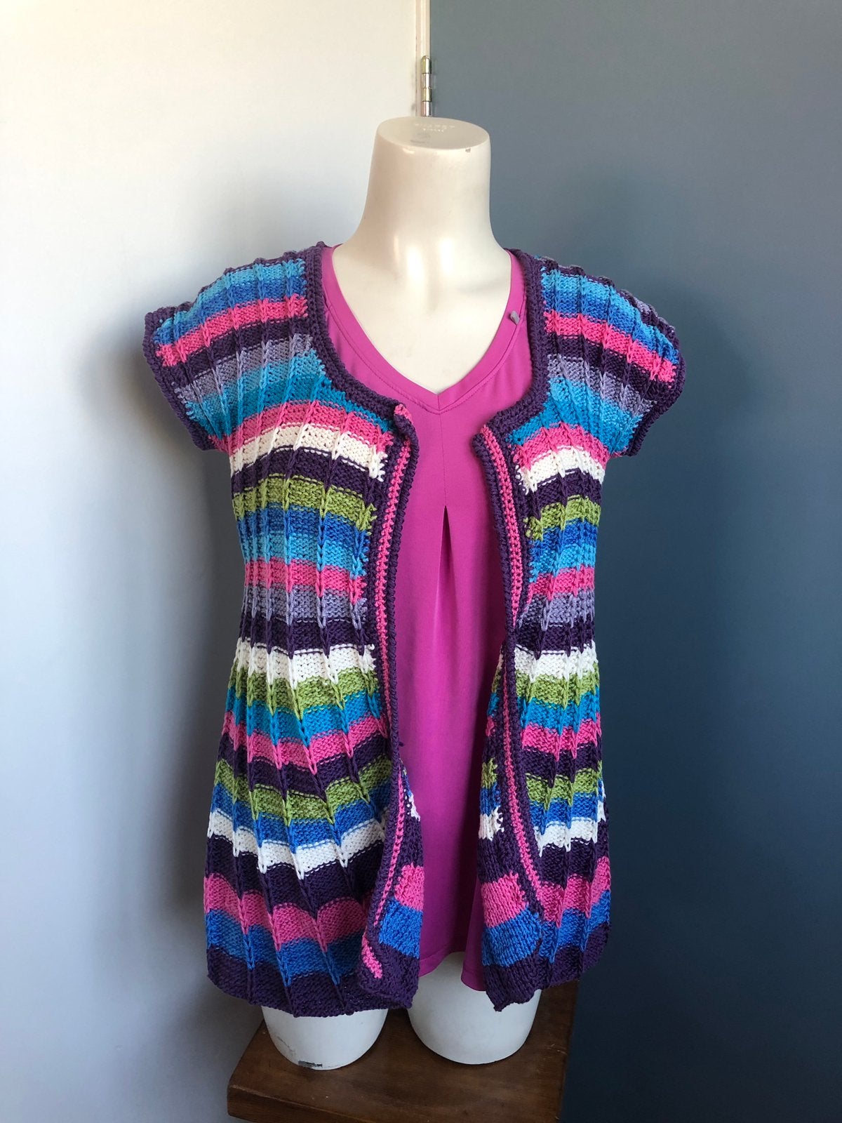 Hand gebreid kleurrijk vestje s m, Overige kleuren, Ophalen of Verzenden, Zo goed als nieuw, X