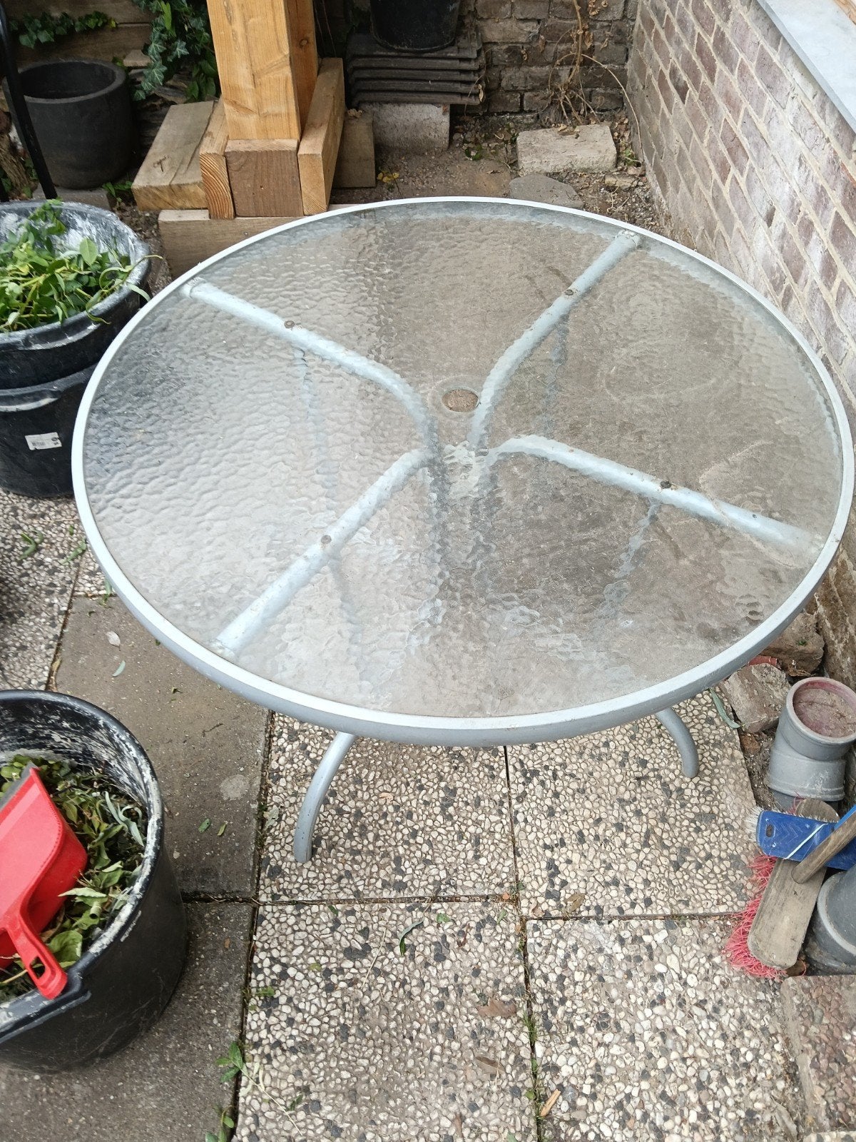 Gratis tuintafel.  100 vm doorsnede en 61 cm hoog/ Kerkrade, Ophalen, Gebruikt, Rond, Kunststof