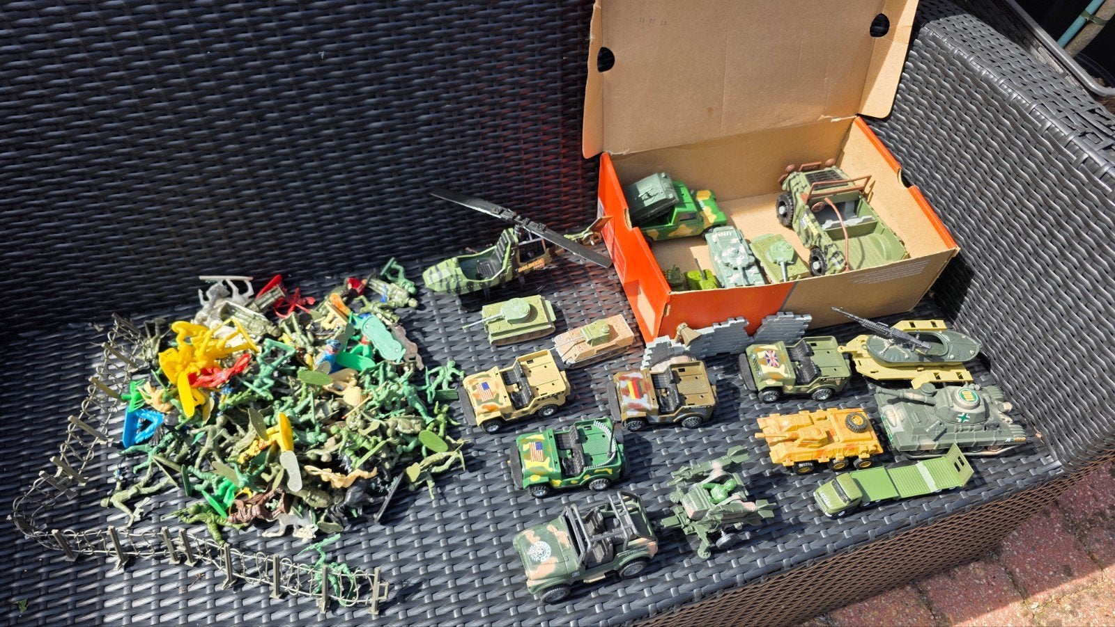 Grote set speelgoed soldaatjes en militaire voertuigen, Verzamelen, Ophalen of Verzenden, Overige soorten, Nederland, Miniatuur of Beeldje