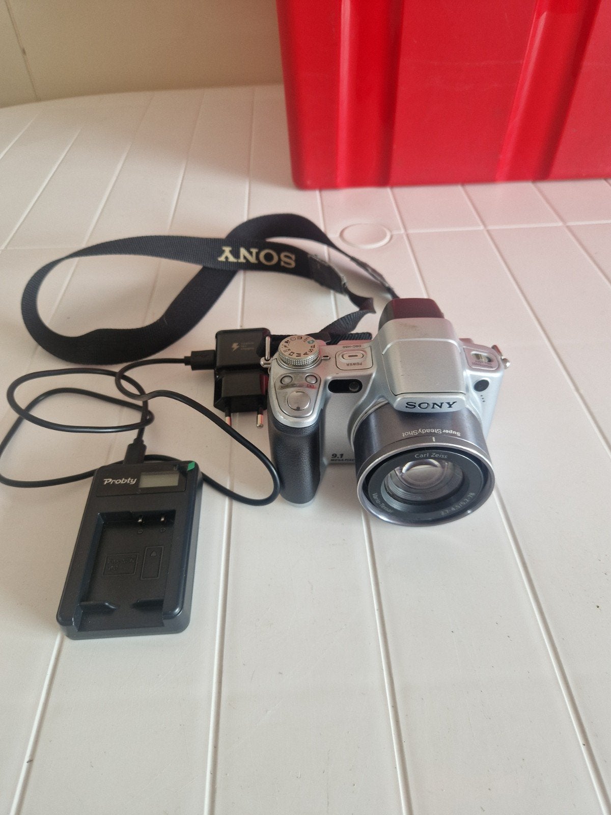 Sony Cyber-shot DHC-H50 camera