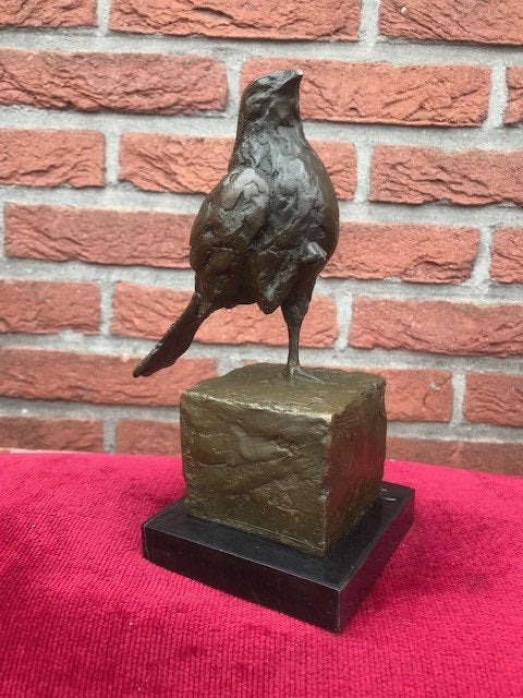 prachtig bronzen beeld, vrolijke vogel op één pootje, Brons, 20 - 50 cm, Beeld, Bruin