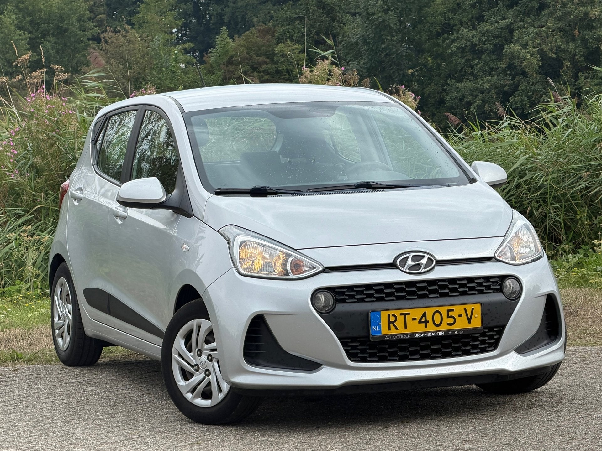 Hyundai I10 1.0i Comfort - Sleek Silver - Airco/Cruise/Trekh, Auto's, Hyundai, Voorwielaandrijving, Stof, Gebruikt, 4 stoelen