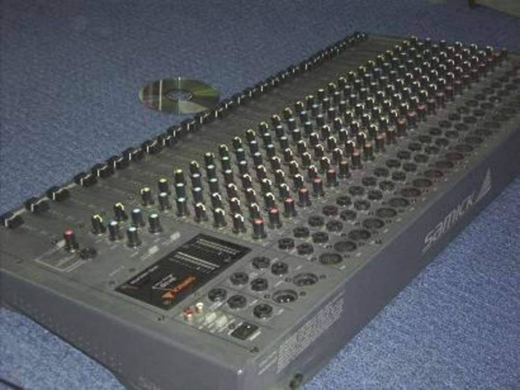 Samick SM-242 mengpaneel - 24 kanalen - nieuw, ongebruikt, Ophalen, Nieuw, 20 kanalen of meer, Microfooningang