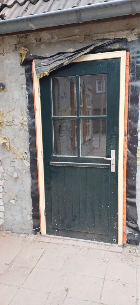 Robuuste buitendeur met glas en kozijn, Ophalen