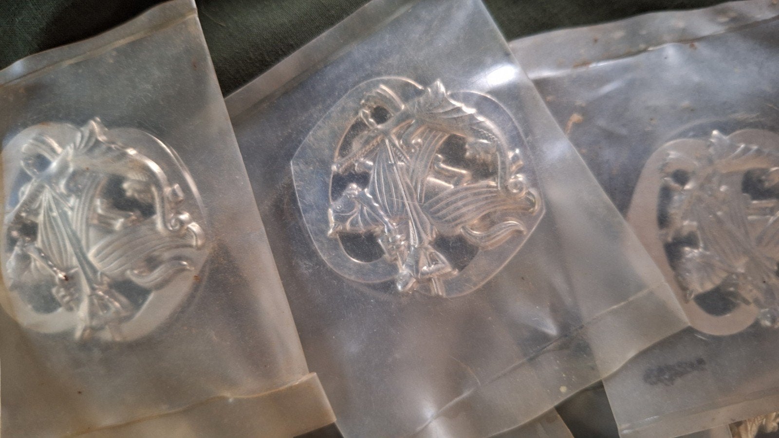 Cavalerie baret emblemen met metalen ring, in verpakking., Ophalen of Verzenden, Zo goed als nieuw, Metaal