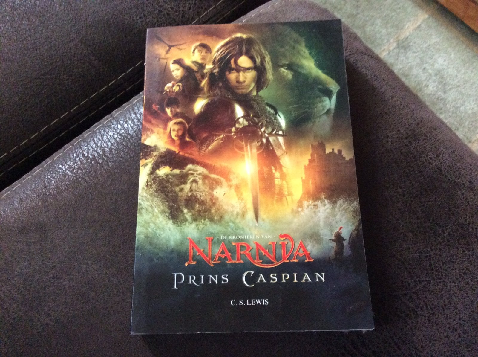De Kronieken van Narnia; Prins Caspain - boek met dvd, Ophalen of Verzenden, Zo goed als nieuw