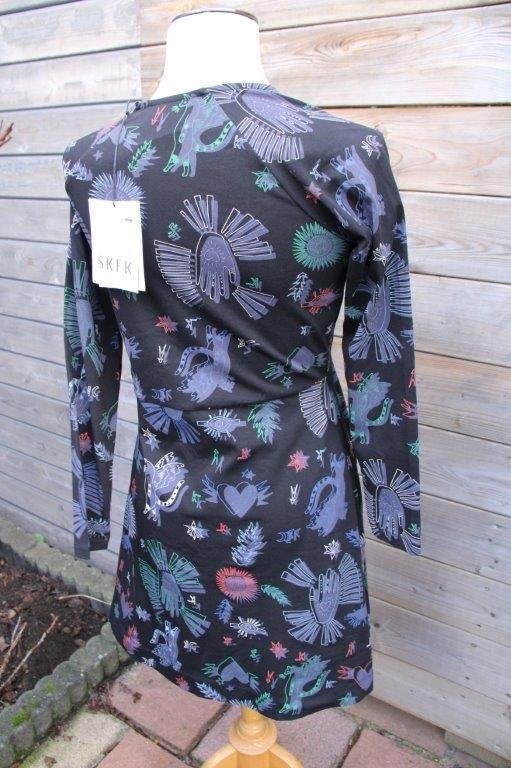Jurk zwart/ kleur SKFK mt 38 nieuw Vaste prijs AANBIEDING, Zwart, Nieuw, Ophalen of Verzenden, Knielengte