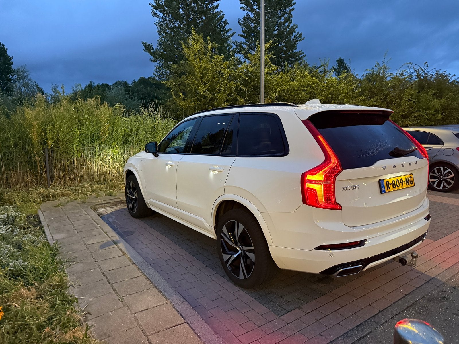 Volvo XC90 R- Design T8 Twin Engine AWD Plug-in 390pk 7P, 4 cilinders, 1969 cc, 7 stoelen, Wit
