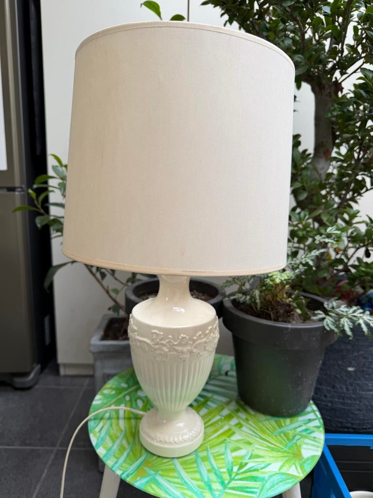 Crèmekleurige wedgewood lamp met stoffen kap, Antiek en Kunst, Ophalen of Verzenden