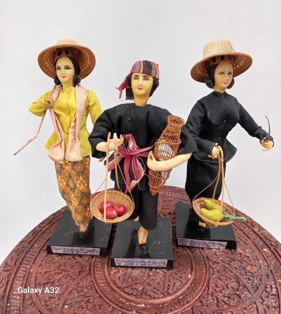 Sierpop - 3 rijstveld werkers van Thailand Classical Dolls, Ophalen of Verzenden, Gebruikt, Pop