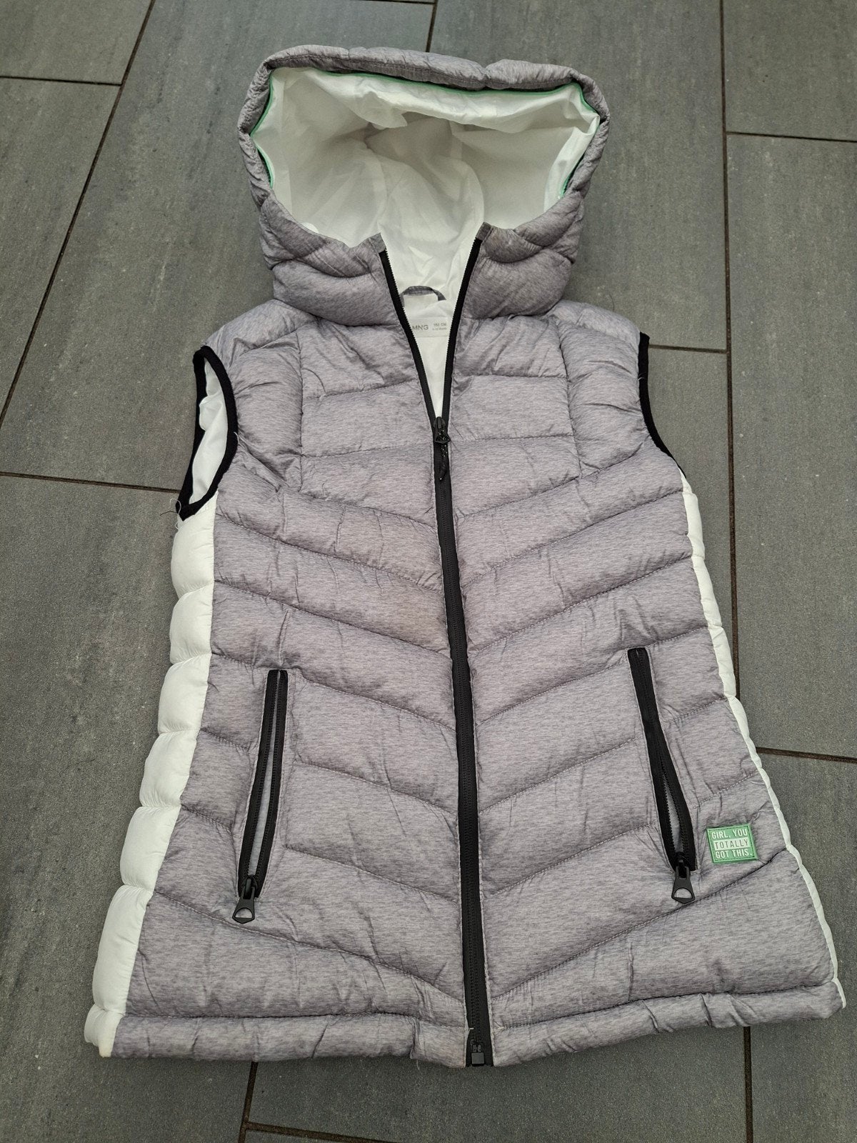 grijs witte bodywarmer maat 152 merk Mango, Meisje, Mango, Ophalen of Verzenden, Zo goed als nieuw