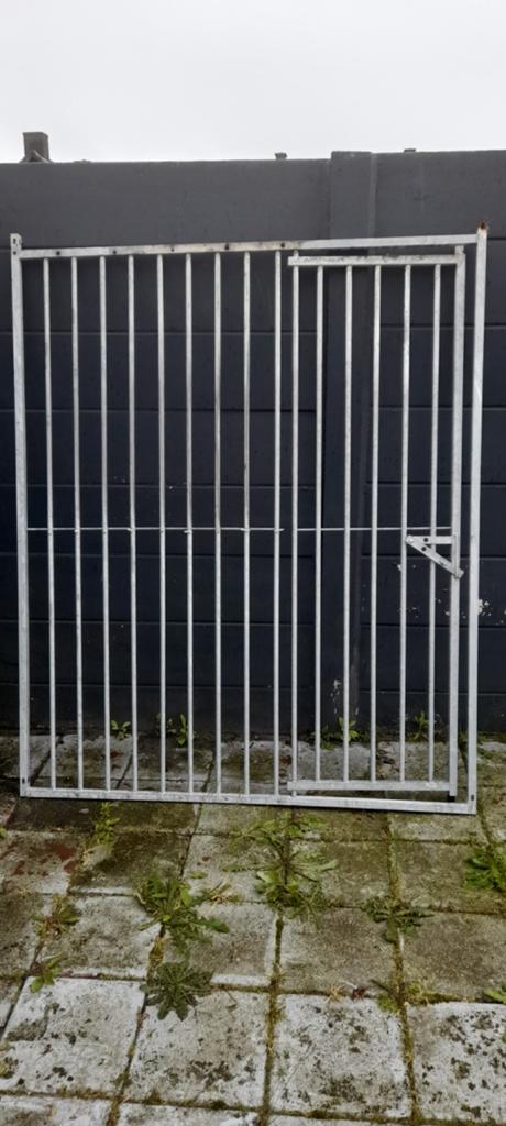 Ijzeren hek met deur voor kooi, Dieren en Toebehoren, Hondenhokken, Ophalen of Verzenden, 110 cm of meer, 100 cm of meer