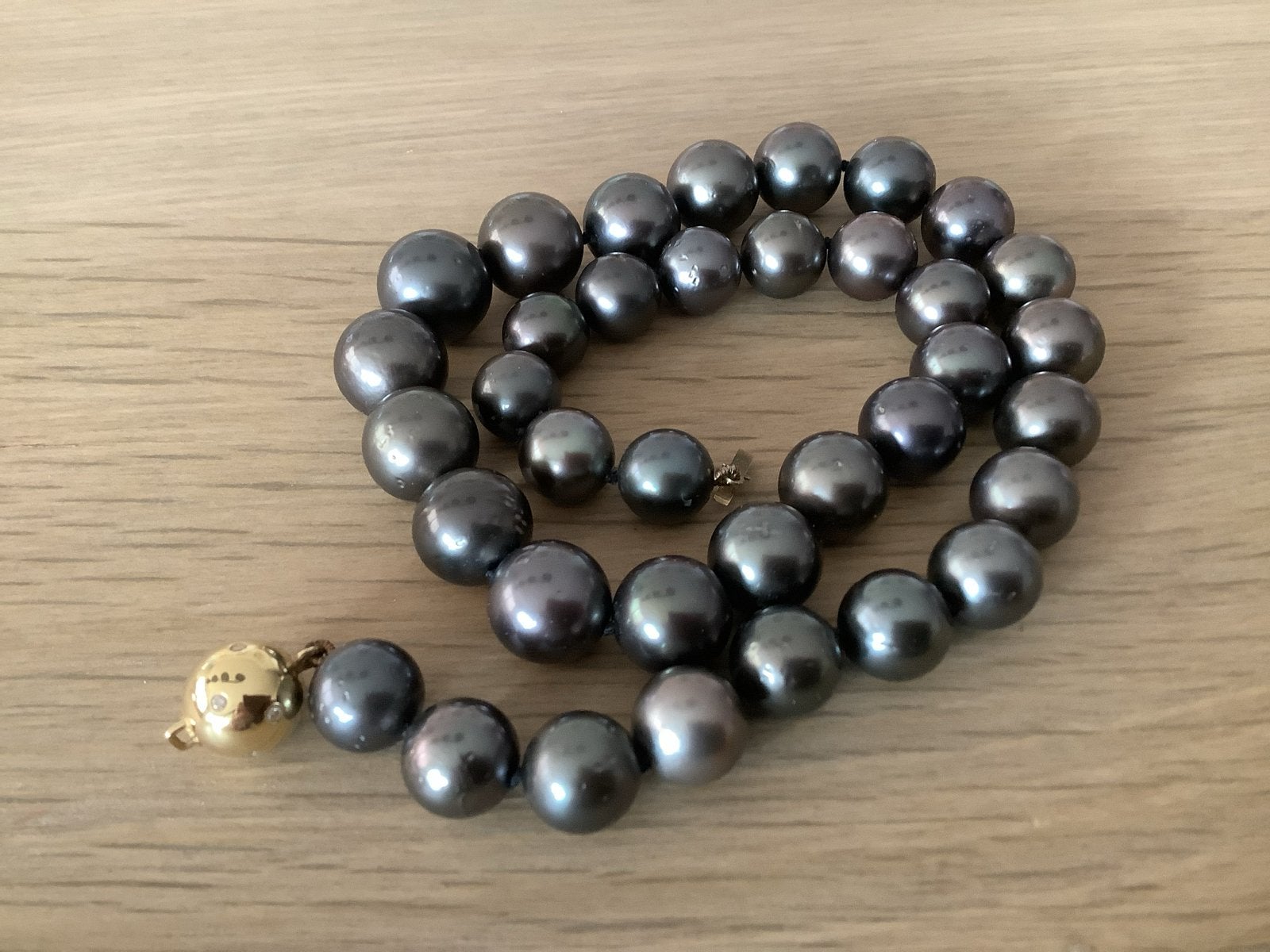 Zwarte parels met geelgouden diamant slot, Gebruikt, Zwart, Ophalen of Verzenden, Met edelsteen
