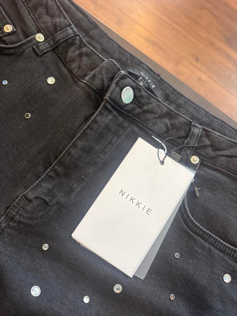 Nikkie spijkerbroek met studs en gaten, Ophalen of Verzenden, Nieuw, Zwart, Lang