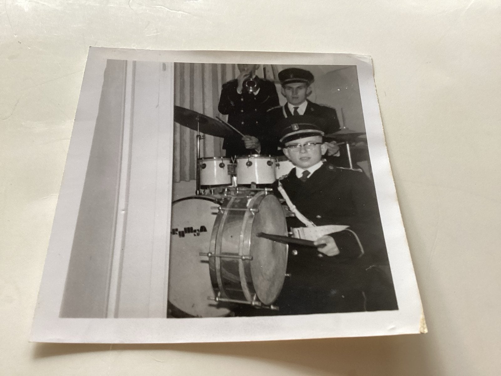 Vintage foto van een band met drums en uniformen, 1960 tot 1980, Gebruikt, Foto, Ophalen of Verzenden