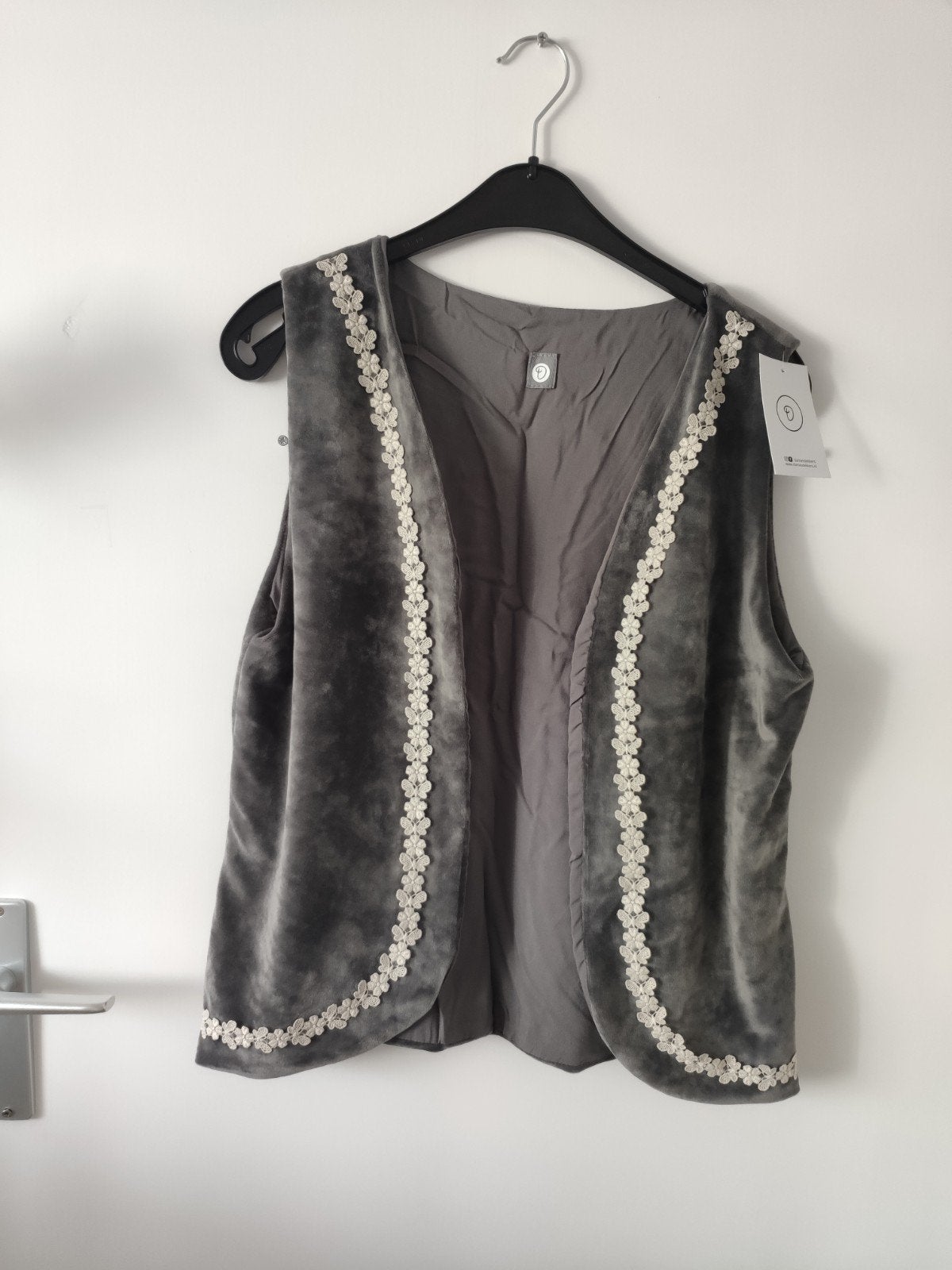 Dames Dekkers gilet grijs velours met bloem en vlinder decor, Ophalen of Verzenden, Nieuw, Maat 38/40 (M), Grijs