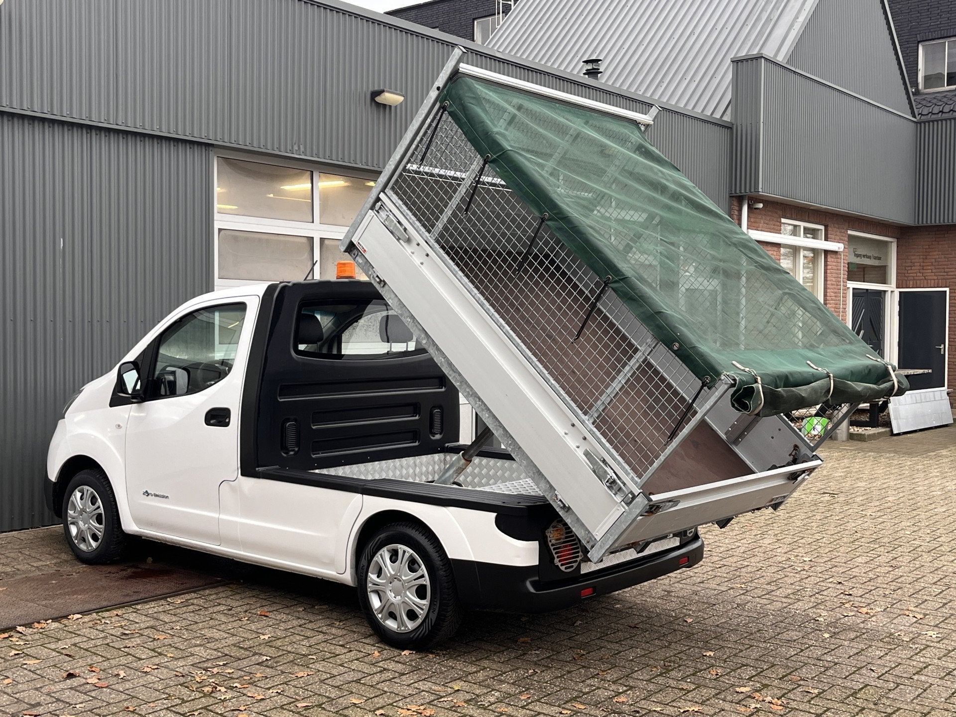Nissan e-NV200 24kWh Elektrische Kipper Openlaadbak met Airc, Auto's, Stof, Gebruikt, Zwart, Wit