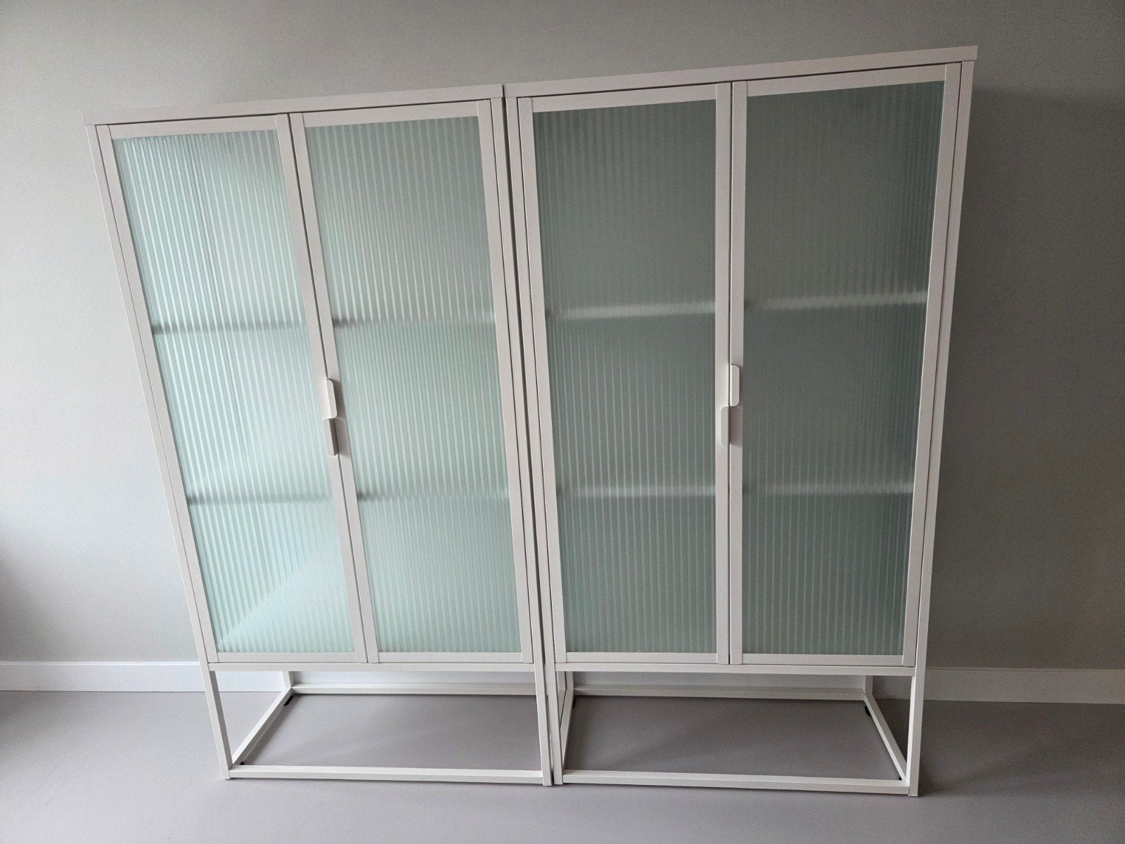 Vitrinekast (VIRUM Jysk)
Vitrinekast VIRUM 2 deuren zwart, Ophalen, 50 tot 100 cm, Zo goed als nieuw, 150 tot 200 cm