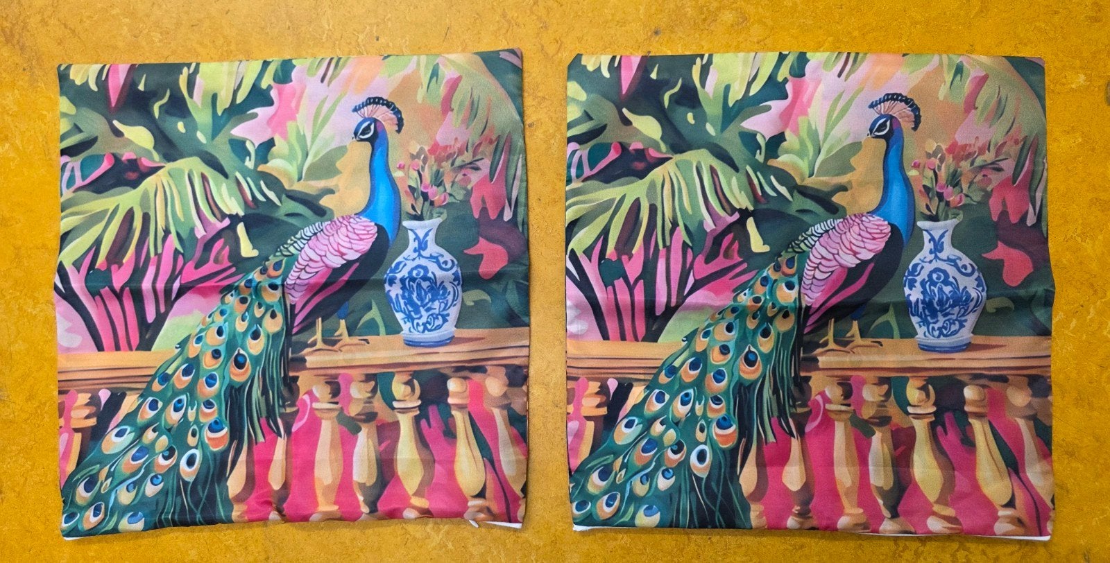2 X Nieuwe vrolijke kussenhoes  " Pauw, Huis en Inrichting, Wasbaar, Meerkleurig, Nieuw, Ophalen of Verzenden